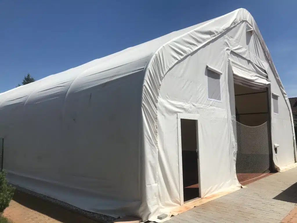 Tenisový kurt zastrešený plachtovou halou Hagro