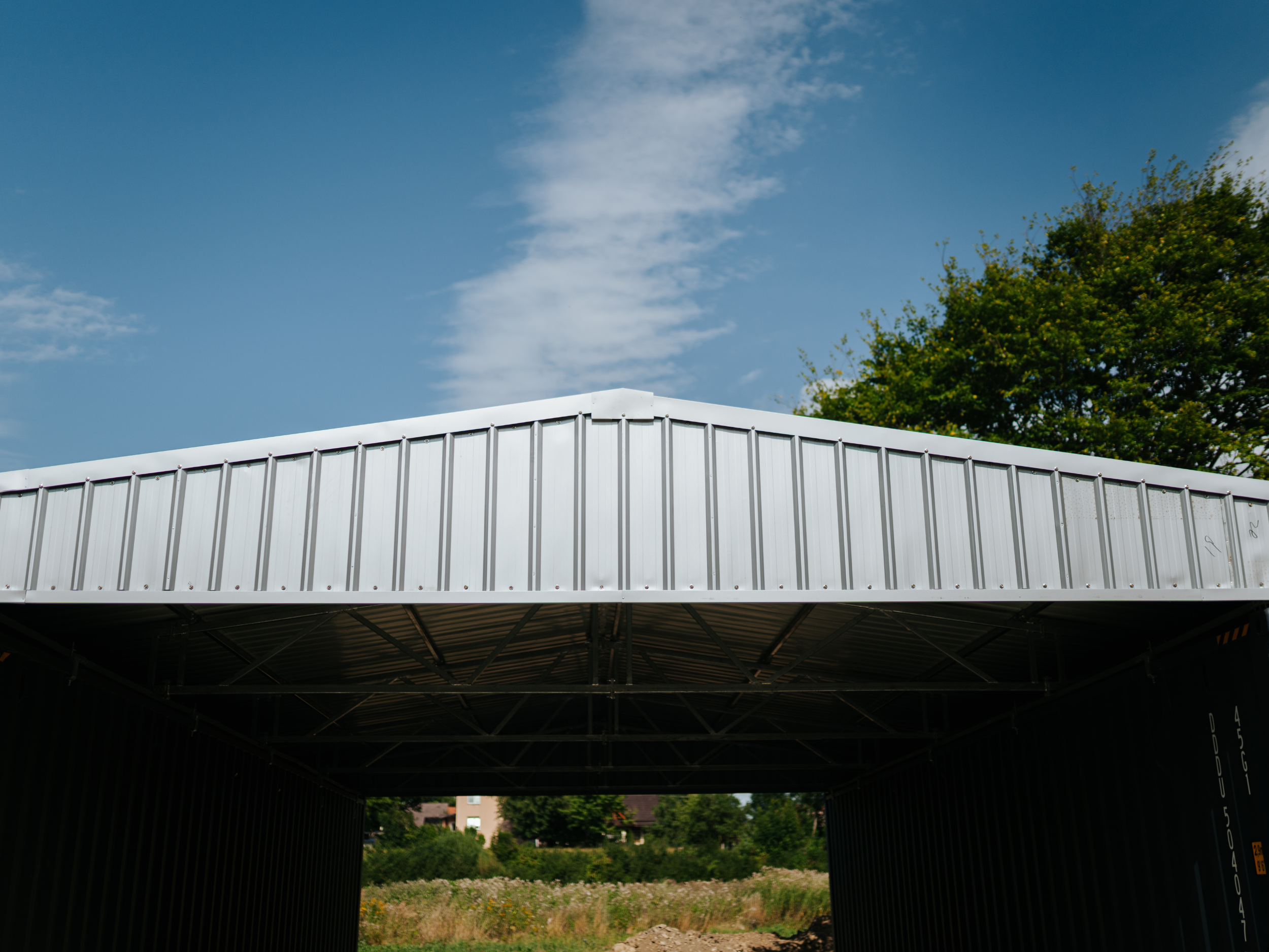 Plechový prístrešok 11m x 12,1m x 1,2m – Obrázok 5