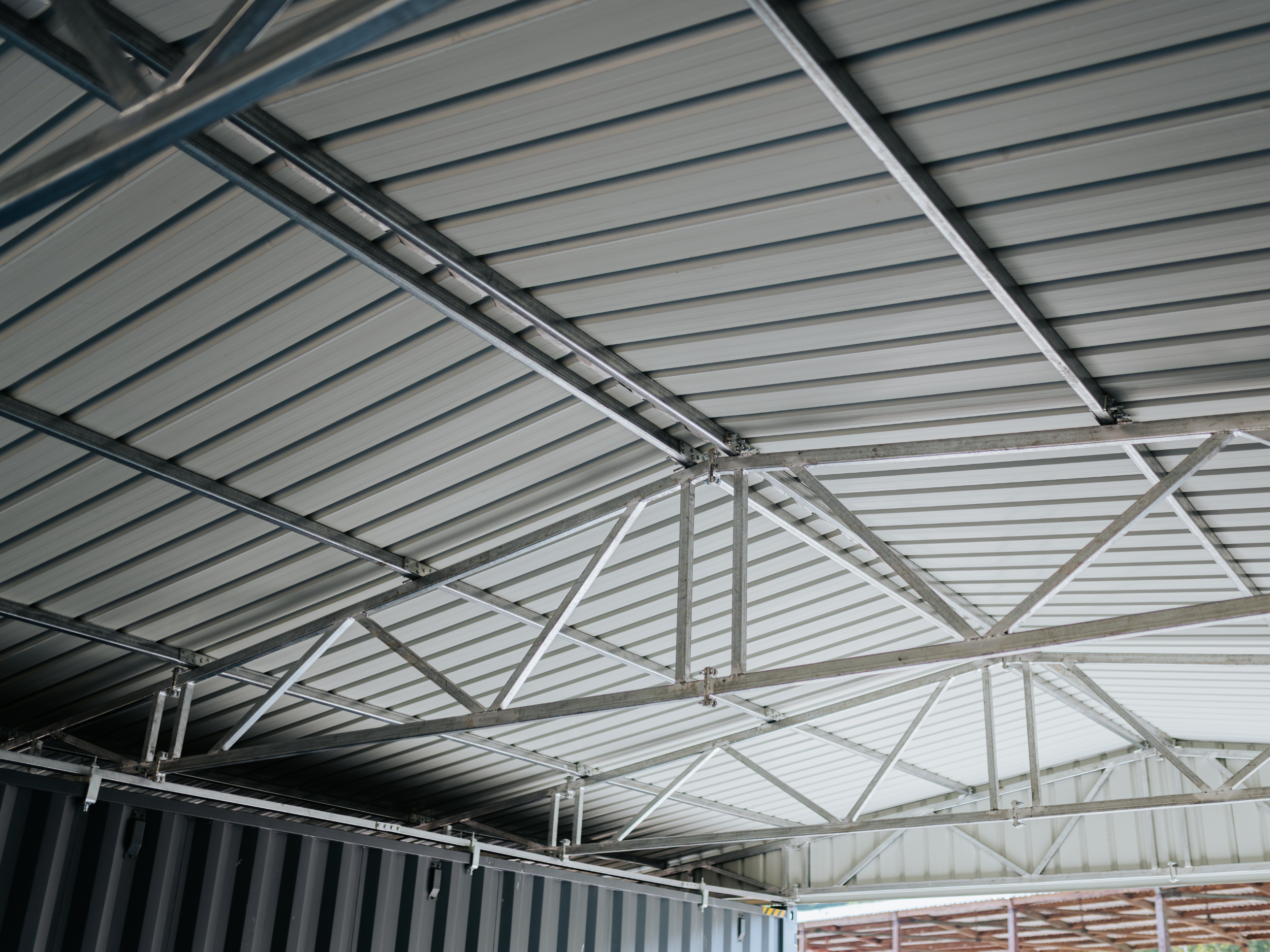 Plechový prístrešok 11m x 12,1m x 1,2m – Obrázok 6