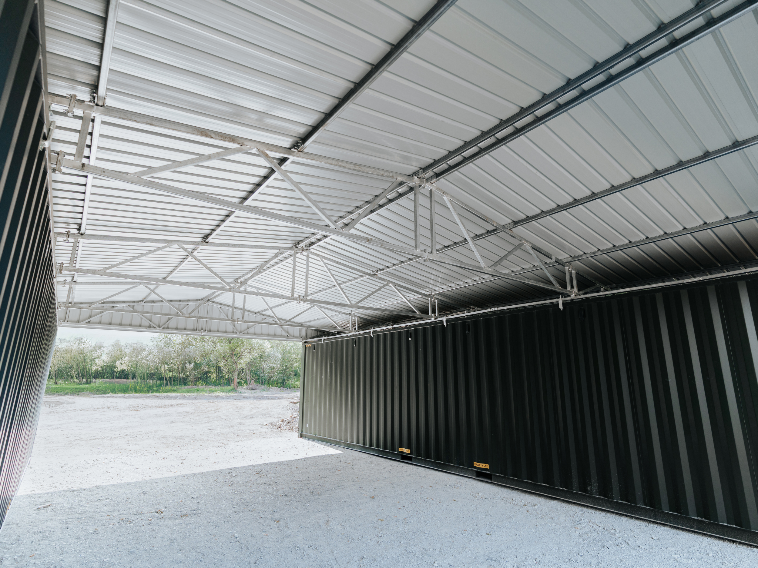 Plechový prístrešok 11m x 12,1m x 1,2m – Obrázok 7